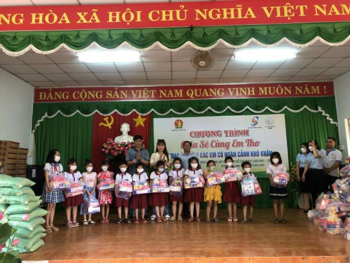 Trao quà cho bà con khó khăn và học sinh vượt khó tại Bình Phước (14/05/2022)